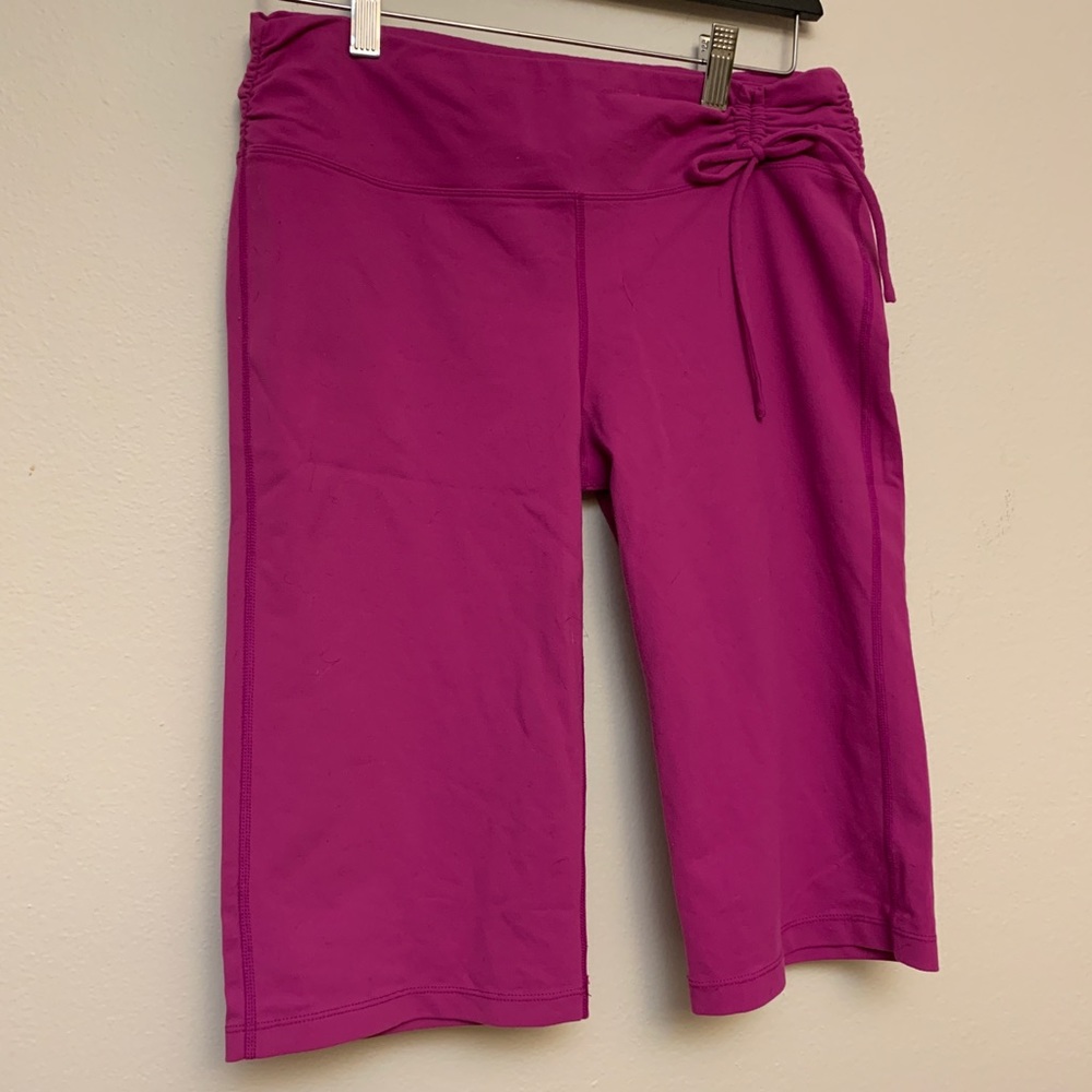 Purple athletic 3/4 yoga pants leggings size M